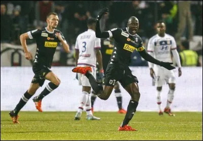 A la surprise générale, et pour sa remontée en Ligue 1, 21 ans après sa dernière apparition dans l'élite, le SCO fut dauphin du Paris SG une bonne partie de la 1ère moitié de saison alors que la plupart des observateurs avisés les voyaient redescendre rapidement en L2... C'était en ?