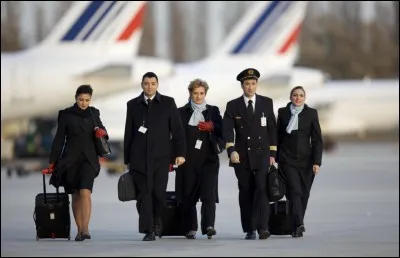 Que demande les hôtesses aux passagers ?