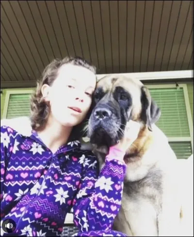 Quelle est la chanson qu'elle interprète dans une de ses publications Instagram avec Dolly, son chien ?