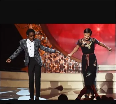 Quelle chanson a-t-elle reprise en 2016 au NMA avec Caleb McLaughlin et Gaten Matarazzo de Stranger Things ?