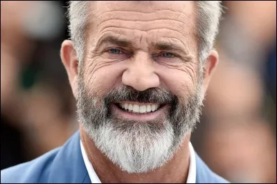 Il forme un duo culte avec Mel Gibson, dans un film qui aura plusieurs suites. Comment se nomme ce film ?