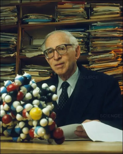 Aaron Klug reçoit le prix Nobel de chimie.