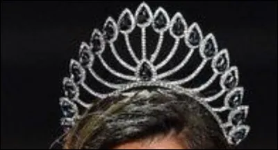 À qui est cette couronne ?