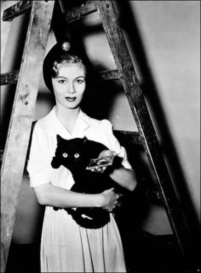 L'actrice qui tient ici ce beau chat noir est l'interprète du délicieux film "Ma femme est une sorcière - I married a witch". Qui est-elle ?