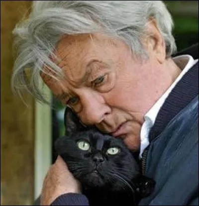 Astrologiquement parlant, on a ici un beau chat câliné par un scorpion... Qui montre sa tendresse au doux félin ?