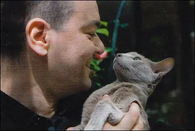 Sur cette photo, c'est un célèbre dessinateur et réalisateur, dont l'un des albums a pour héros ce chat... dont le prénom dans la vie est Imhotep. Qui est-ce ?