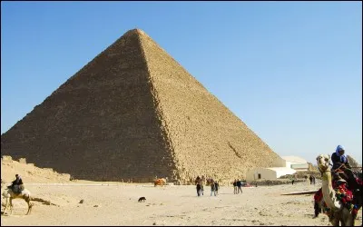 La plus grande pyramide porte le nom d'un grand pharaon. Celui-ci décide de se faire bâtir un immense tombeau sur le plateau de Giza, vers -2575. Devinez son nom !