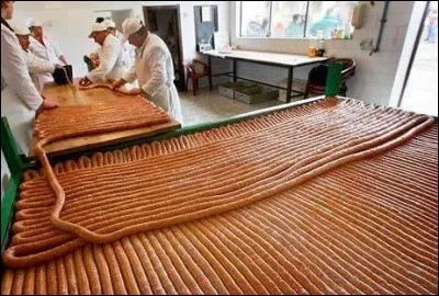 Combien mesure (environ) la plus longue saucisse du monde ?