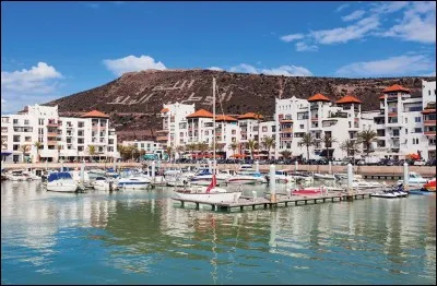 Les îles Canaries se trouvent sur mes côtes, je suis un pays de deux syllabes et Tanger est une de mes villes. Qui suis-je ?