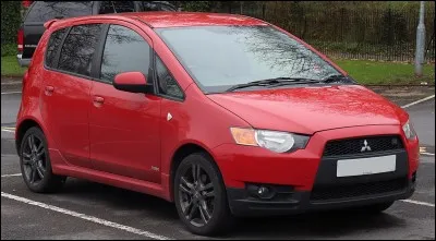 Restons dans les citadines et en voici une rare dans notre pays. Elle partage beaucoup d'éléments avec la première Smart Forfour. Quelle est cette voiture nippone ?