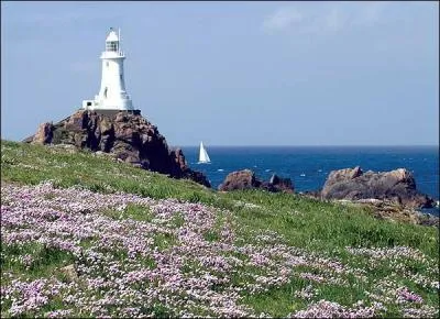 Sur quelle le Hugo s'exile-t-il dans un premier temps (en 1852) pour ne pas tre arrt par Napolon III ?