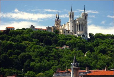 Quel est l'un des surnoms de la colline Fourvière, à Lyon ?