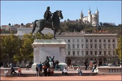 Quel roi a fait construire la place Bellecour, qui est apparue en 1715 &agrave; Lyon ?