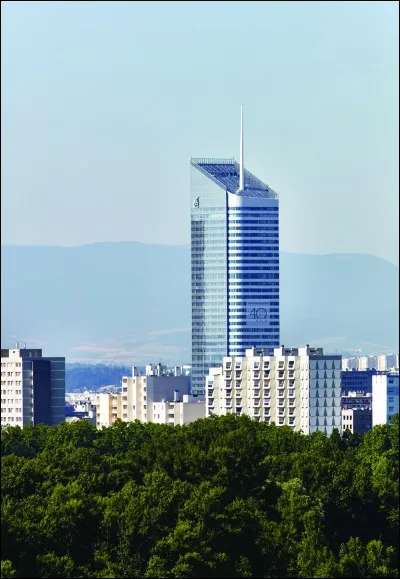 Quel est le nom de la tour en construction pr&egrave;s de la tour Swiss Life, et qui devrait &ecirc;tre achev&eacute;e avant 2020 ?