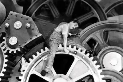 Dans quel film Charlot est-il happ par une machine et roule entre les engrenages ?