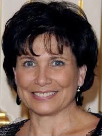 Cette journaliste franco-américaine née en 1948 est connue pour avoir animé plusieurs émissions d'information, dont le célèbre magazine politique 7 sur 7 sur TF1 de 1984 à 1997. C'est Anne ...