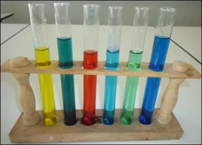 Les liquides colorés ont été versés dans des...