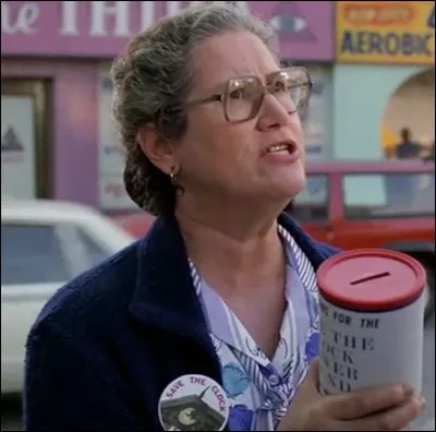 Pour quelle association la dame demande de l'argent ?