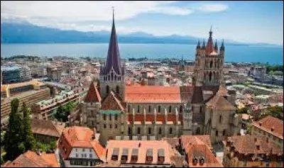 De quel canton suisse Lausanne est-elle le chef-lieu ?