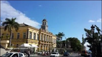 Saint-Denis est un ville de Seine-Saint-Denis. Mais c'est aussi la ville d'un département d'outre-mer, qui se situe ...