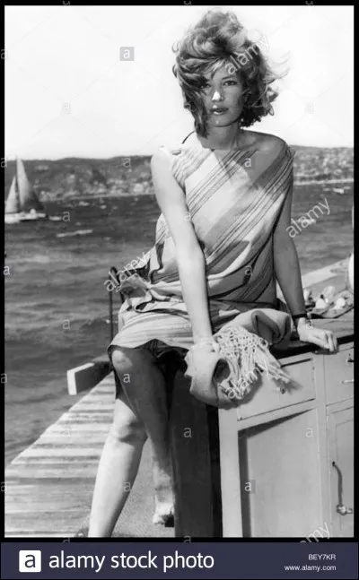 Une jeune fille unique disparaît subrepticement et mystérieusement sur une île, au cours d'une croisière ; elle disparaît d'ailleurs tellement que le spectateur finit par totalement l'oublier, tandis que prend place une blonde nymphette, délicate à en mourir. Cette nouvelle apparition est aux prises avec l'indicible de l'amour, son possible effacement, et ses intermittences. On tombe de sommeil.