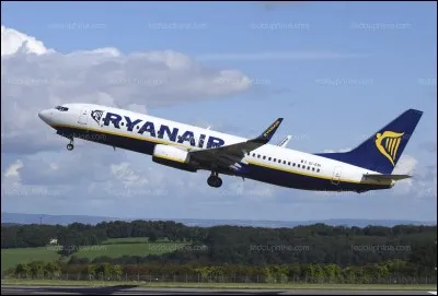 La voiture se sert de l'essence et l'avion se sert de...