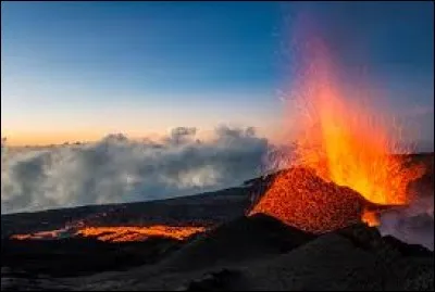 En 2012, je suis allé sur l'île de la Réunion. Nous avons visité des tas de lieux comme des cirques naturels, des lacs, des volcans etc... D'ailleurs, peux-tu me citer un volcan situé à la Réunion ?