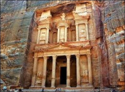 En 2014 nous avons fait un voyage en Jordanie. Nous avons traversé le Sîq pour nous rendre à Pétra. J'allais oublier, quel temple peut-on y observer ?