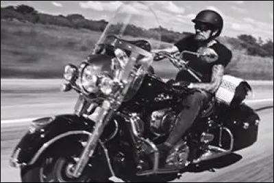 Johnny Hallyday chante : 
''Si jamais on me dit que j'ai trahi
Alors je ne bronche pas
Si jamais on me dit que j'ai menti
Alors je ne relève pas
Car le jour viendra de répondre de mes actes
Et je ne me cacherai pas
Oui le jour viendra de respecter le pacte
Et lui seul m'entendra''

Avec qui voulait-il faire le bilan ?