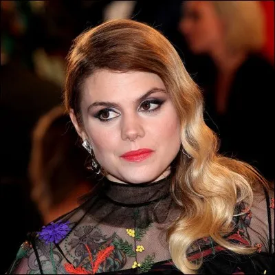 ''Combustible'' est une chanson de Coeur de pirate. Quel titre de la série des films ''Pirates des Caraïbes'' comporte une faute d'orthographe ?