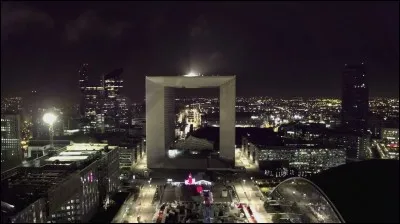 Indochine chante ''Un été français'' sur l'arche de la Défense. Quel événement de 2018 n'a pas eu lieu en été ?