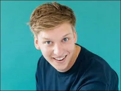 George Ezra chante ''Shotgun''. Dans cette chanson, il emploie l'expression ''driving shotgun'' qui signifie occuper la place à côté de celle du conducteur d'une voiture. Quel nom lui donne-t-on en France ?
