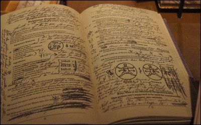 Dans le livre : "Harry Potter et le Prince de Sang-Mêlé", qui veut absolument savoir l'identité de l'auteur qui aide Harry en cours de Potions grâce un manuel scolaire ?