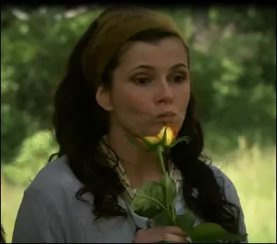Comment s'appelle la jeune femme qui mange des fleurs ?