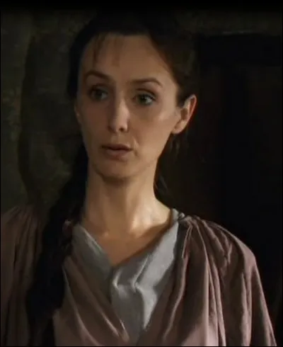 Comment s'appelle la remplaçante d'Angharad dans le Livre 5 ?