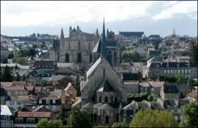 Je vous propose de partir en Nouvelle-Aquitaine, &agrave; la d&eacute;couverte de Poitiers. Surnomm&eacute;e "la ville aux cent clochers", cette ville qui &eacute;tait en 2016 la pr&eacute;fecture du Poitou-Charentes se situe dans le d&eacute;partement ...