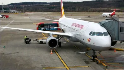 La queue de ses avions est peinte en violet, jaune et blanc, de quelle compagnie s'agit-il ?