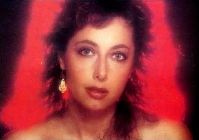 En 1983, de quelle 'terre sauvage' Rose Laurens est-elle amoureuse ?