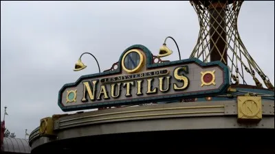 Quel capitaine a garé son vaisseau non loin de Space Mountain ?