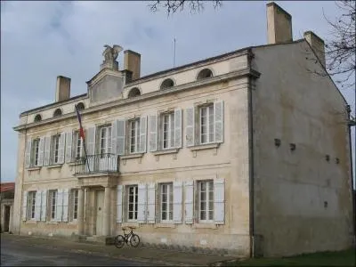 Quelle le, au large des ctes de Charente-Maritime, abrite un muse Napolon ?