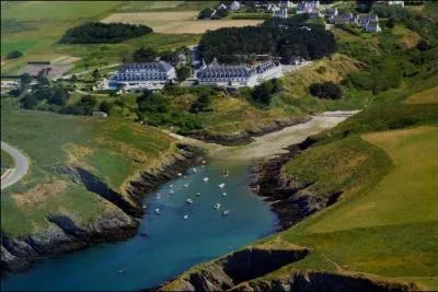 Quelle le, chante par Lourent Voulzy, est jumele avec l'archipel de Marie Galante ?
