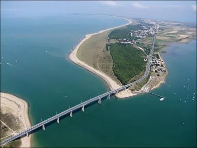 Quelle le est relie au continent par un pont depuis 1971 ?