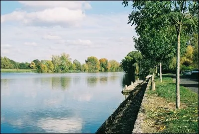 Parmi les cours d'eau traversant l'Allier, nous pouvons trouver le Cher. Dans quelle partie de ce d&eacute;partement se situe ce cours d'eau ?