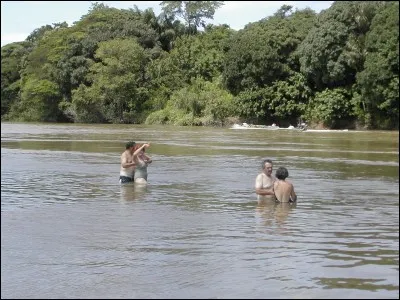 Sac suspendu dans le dos par des courroies, contenant l'équipement d'un militaire !