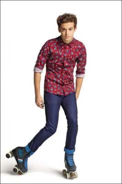 Quelle est la couleur de la chemise de Matteo ?