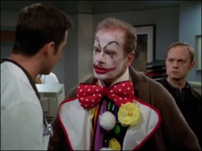 Ce clown, c'est Frasier Crane, psychiatre de son état, dans la série drôlissime, Frasier. Pourquoi est-il à l'hôpital ?