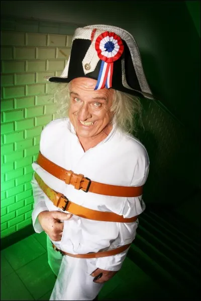 Ce clown est un artiste comique anglais totalement imprévisible et ravageur, souvenez-vous de Philippe Gildas le recevant sur Canal +, et s'étant recouvert d'un sac poubelle pour être à l'abri du pire... Qui est cet américain ?