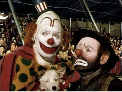 Dans ce film se passant dans le cirque Barnum, c'est James Stewart, un médecin contraint de cacher son identité, qui porte le masque du clown. Quel est ce film ?