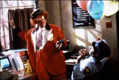 Qui est l'acteur français, héros du film "Hold up" qui se cache sous cette tenue de clown ?