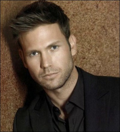 Alaric Saltzman est ou a &eacute;t&eacute;...